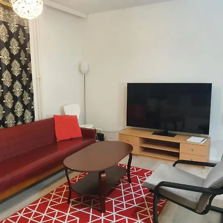 Apartment Air Conditioned 3 Room Apartment Central Location *