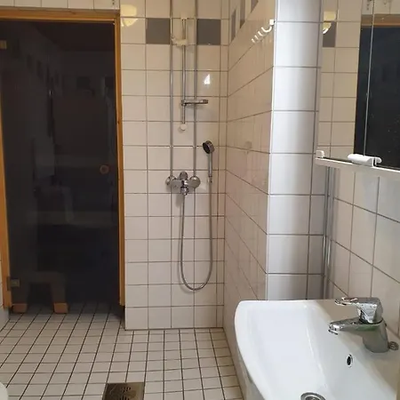 Apartment Air Conditioned 3 Room Apartment Central Location *